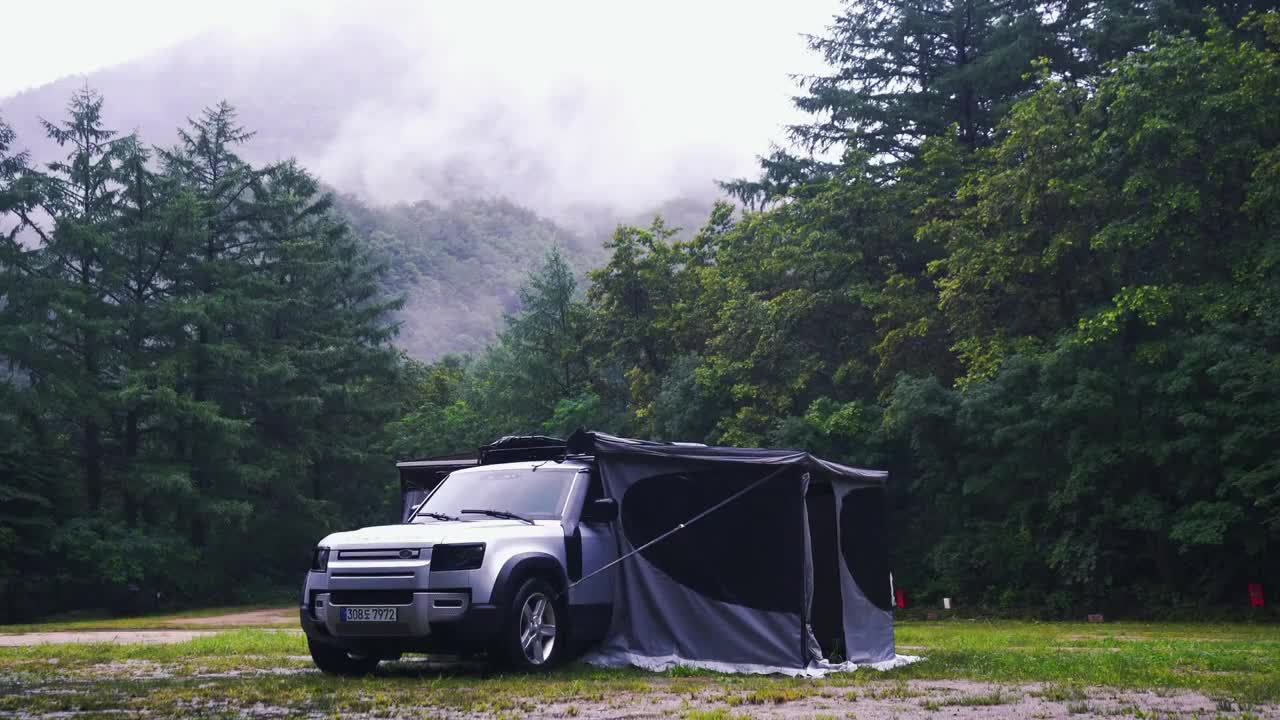 Take exquisite outdoor camping equipment and immersive camping in rainy days to create a sense of pe