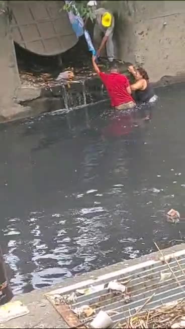 Buseta choca contra un puente peatonal en Cali, dos personas caen a un caño