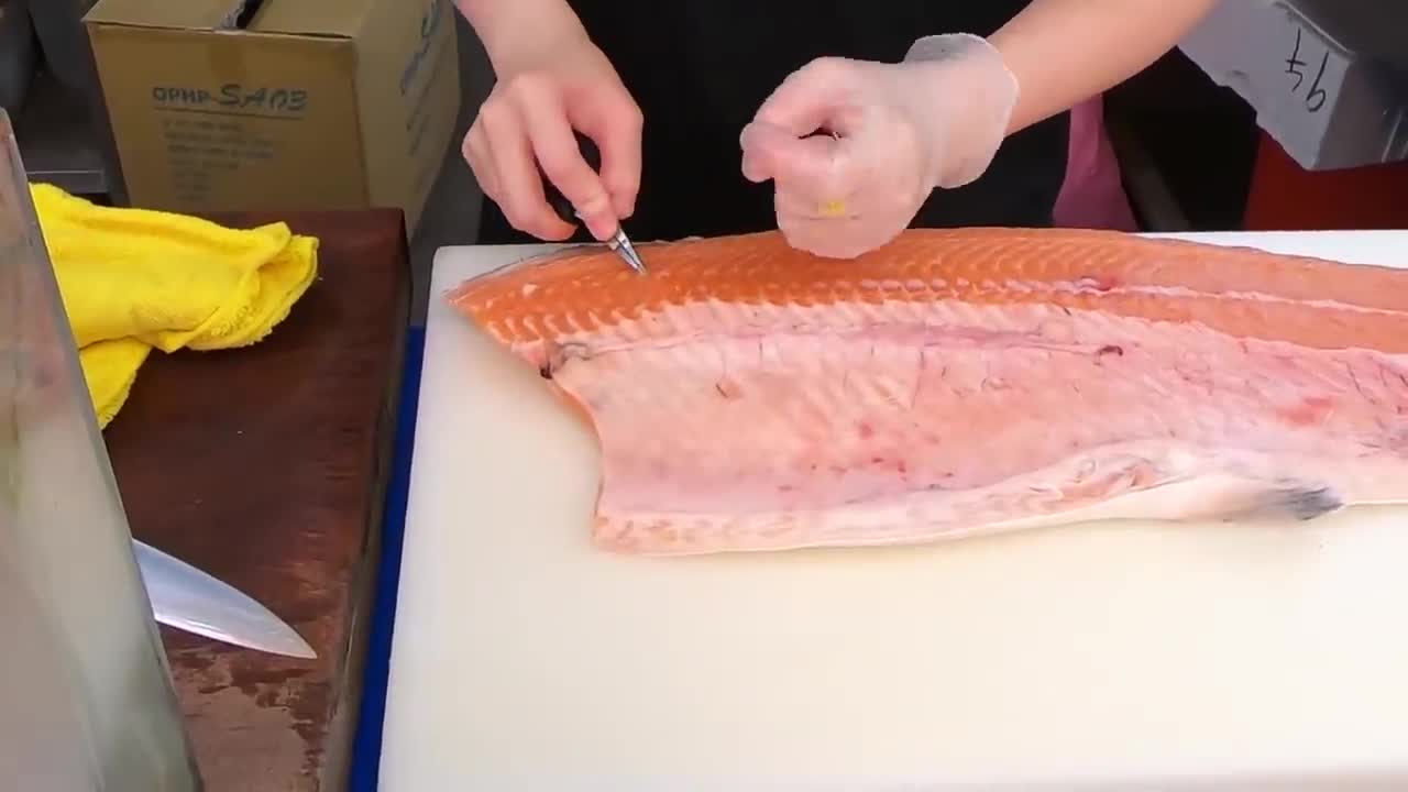 How To Fillet a Whole Salmon | Sashimi & Sushi -Taiwanese street food