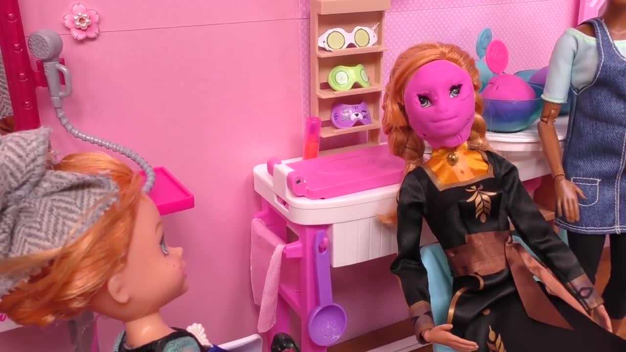 At the Salon ! Elsa and Anna toddlers - haircut - spa - massage - Barbie is the hairstylist - relax