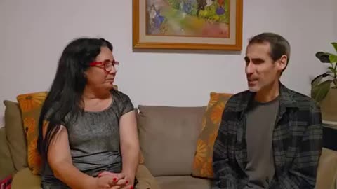 אלונה אלמן מראיינת בחור שחלה במחלת קרוהן שנים של סבל ורגע לפני ניתוח ריפא את עצמו ברפואה טבעית אמיתית