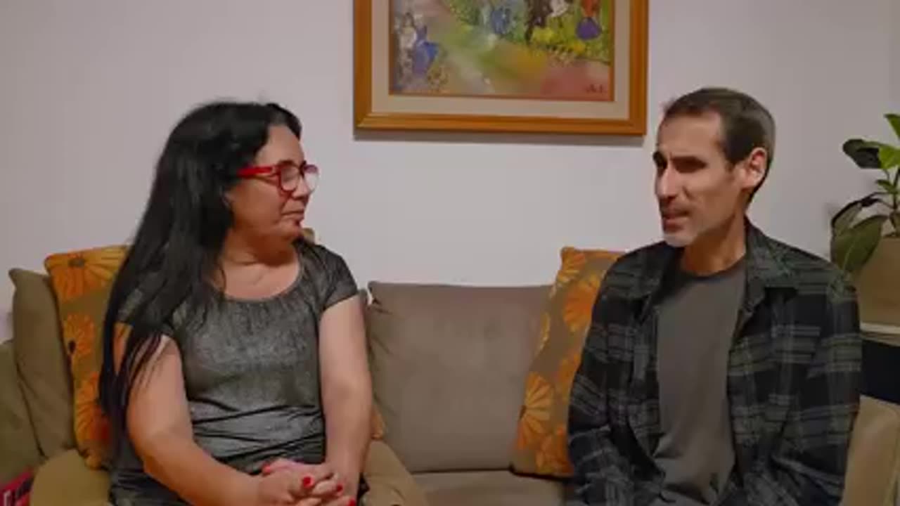 אלונה אלמן מראיינת בחור שחלה במחלת קרוהן שנים של סבל ורגע לפני ניתוח ריפא את עצמו ברפואה טבעית אמיתית