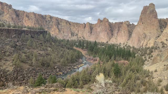 Central Oregon – Smith Rock State Park – 360 Canyon Views – 4K