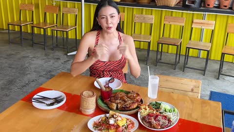 Amazing Chicken Mortar_ Lots of Customers_ The Most Popular Chicken Lady in Pattaya -Thai Food