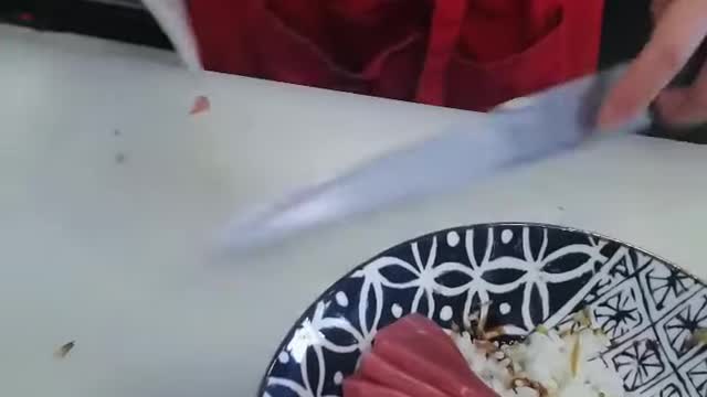 今天用三文鱼、金枪鱼和鲷鱼给大家做一个生鱼片盖饭今日はみんなのために鮭、マグロ、鯛の刺身丼を作りました