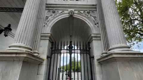 THE FAMOUS LONDON LANDMARK MARBLE ARCH