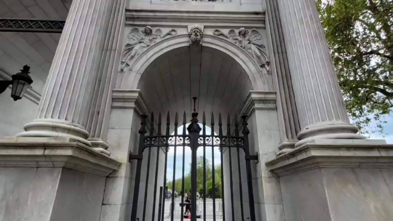 THE FAMOUS LONDON LANDMARK MARBLE ARCH