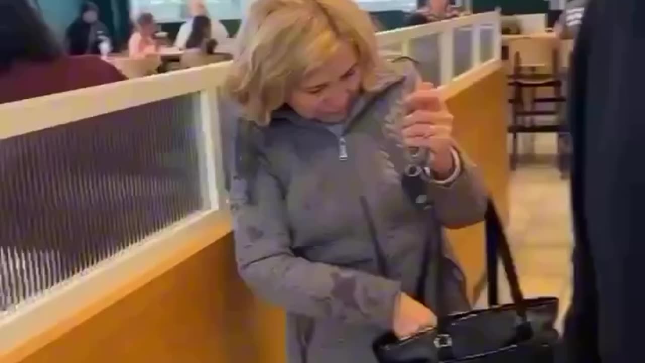 Woman Harasses Palestinian Family at Panera Bread in Chicago Over Clothing