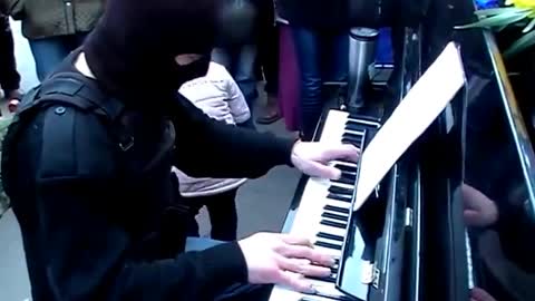 Man plays amazing piano on the street