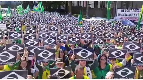 Golpistas: bolsonaristas pintam bandeira do Brasil de preto em Caxias do Sul (RS)