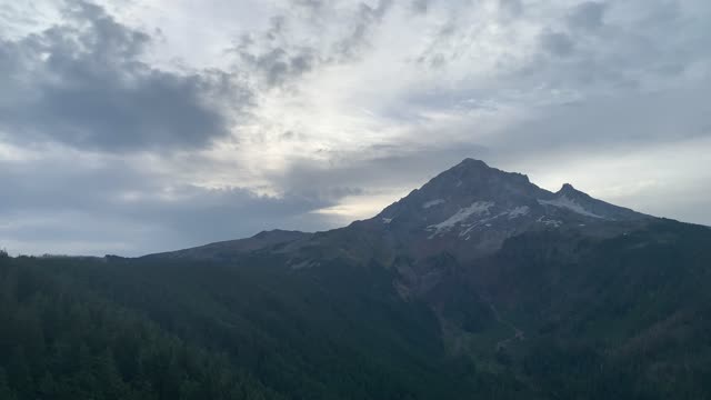 Oregon – Mount Hood – Ominous Grey Clouds Framing Gorgeous Mountain Peak – 4K