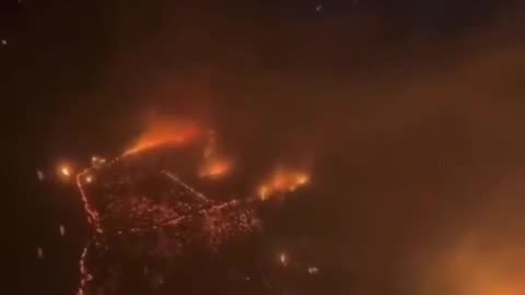 造成夏威夷 毛伊島瘋狂野火、全島各街道，諸多民眾和動物“詭異死傷慘重、汽車融化”，幾乎全島滅絕的證據實錘_DEW定向能量武器”，飛機航拍看見“完全規則的橢圓形”。 。。