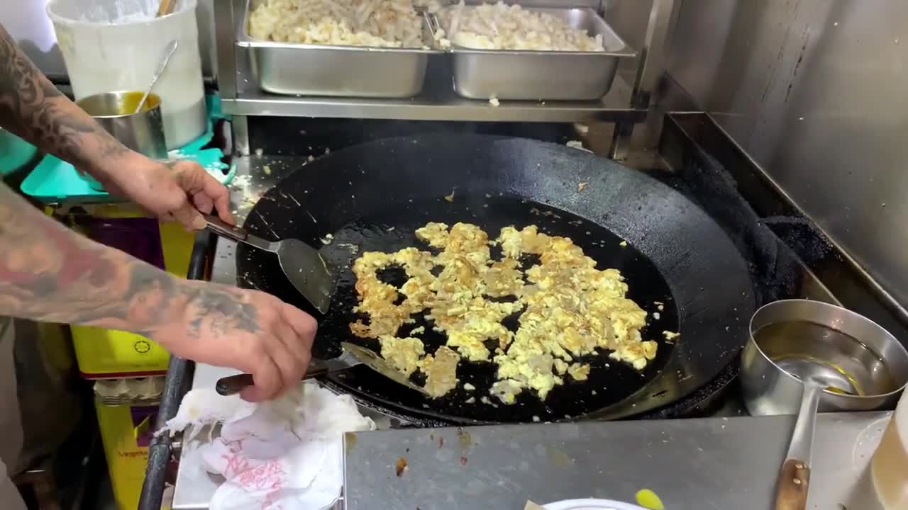 So Many People Wait in Line!! Delicious Singapore Hawker Food! (Singapore Street Food)