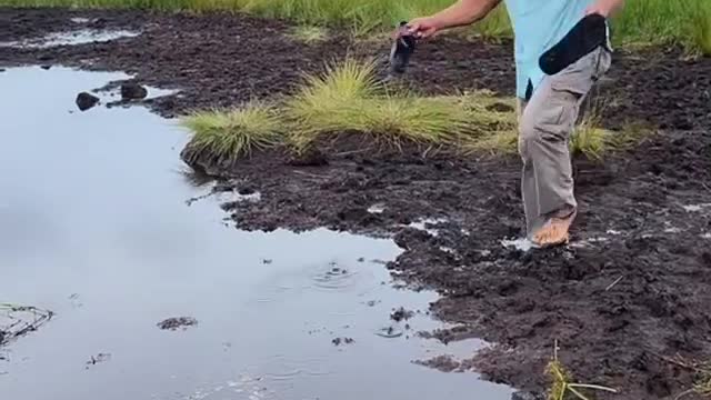 Man plunges into muddy water while trying to 'take a shortcut' in Maldives |||