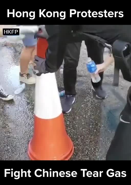 Protestors Neutralise Chinese Tear Gas Hong Kong