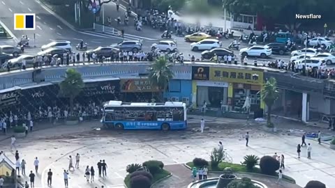 Bus plunges off roundabout, injuring 9 in China