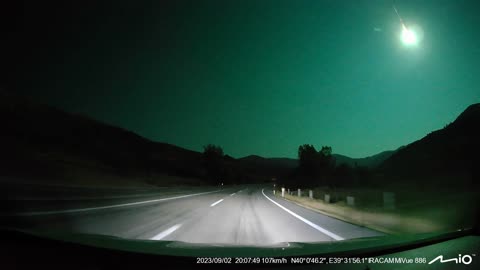 Stunning Meteor Lights Up The Night Sky in Turkey