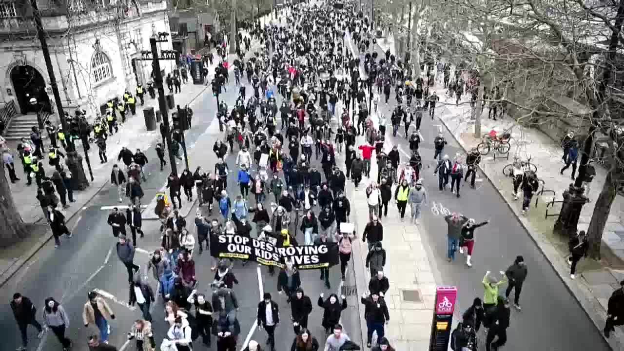 Miles de personas se manifiestan en Londres contra el confinamiento