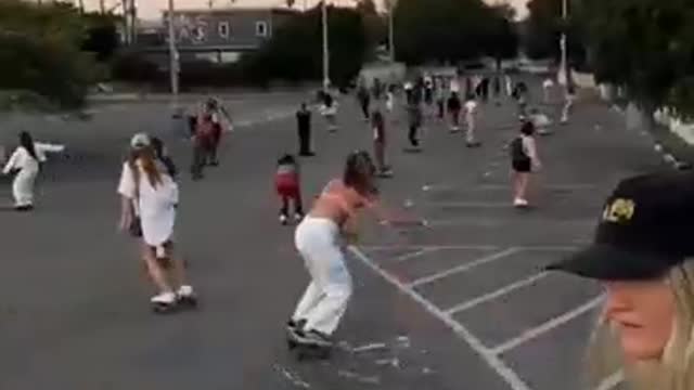Good friends skateboard together, very happy!