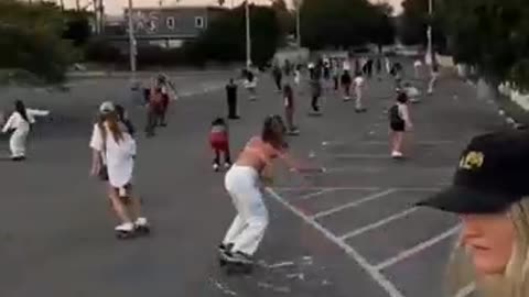 Good friends skateboard together, very happy!