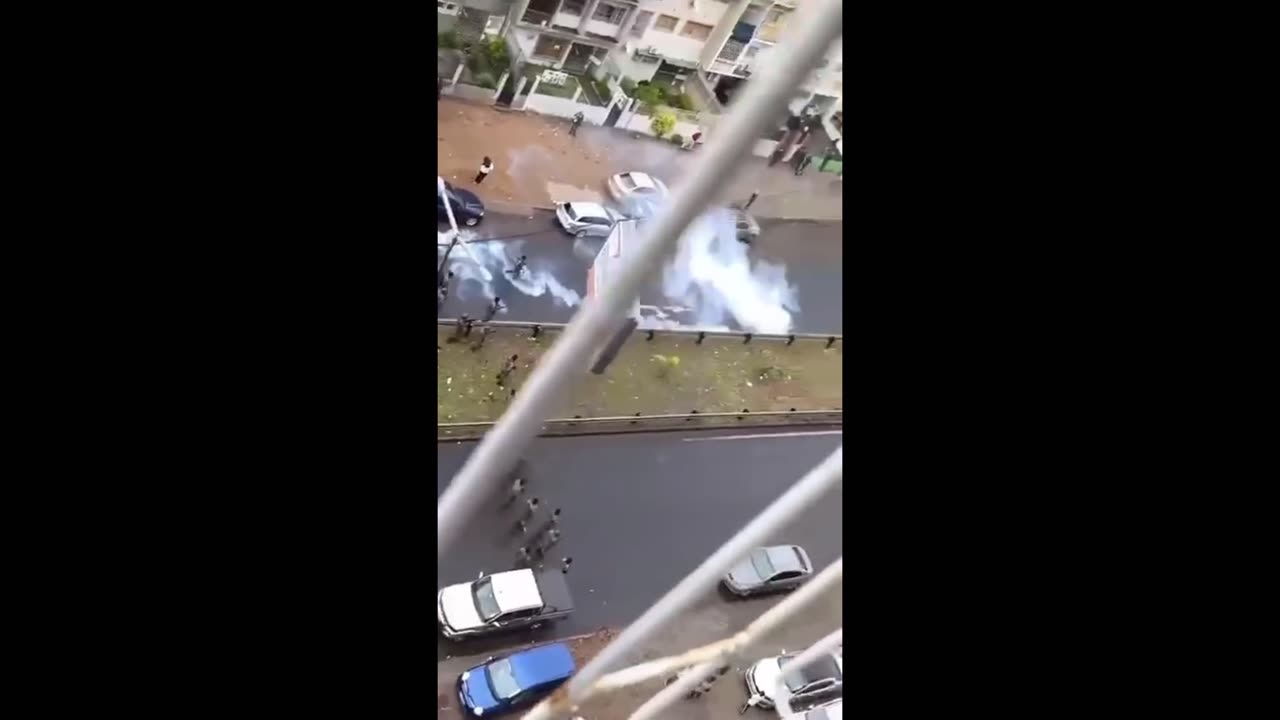 A Policia Moçambicana Dispara Gás Lacrimogéneo Para Os Manifestantes