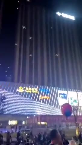 Zhengzouh, China: Drones fall to the ground during electric outage