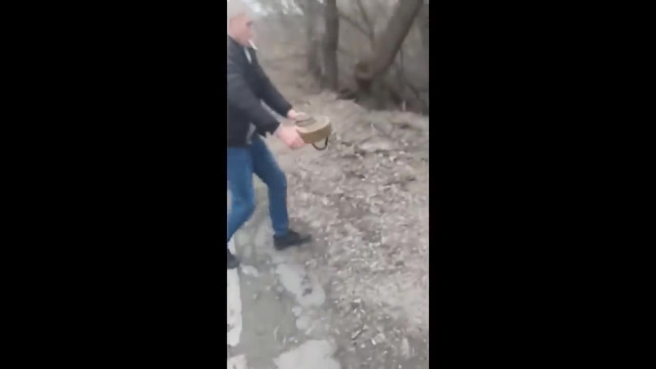 🔴 Russian War In Ukraine - Ukrainian Civilian Removes Landmine From Road Withou