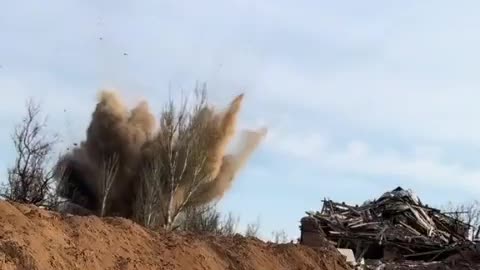 Ukranian soldiers film Russian FAB-500s with glide kits landing near them