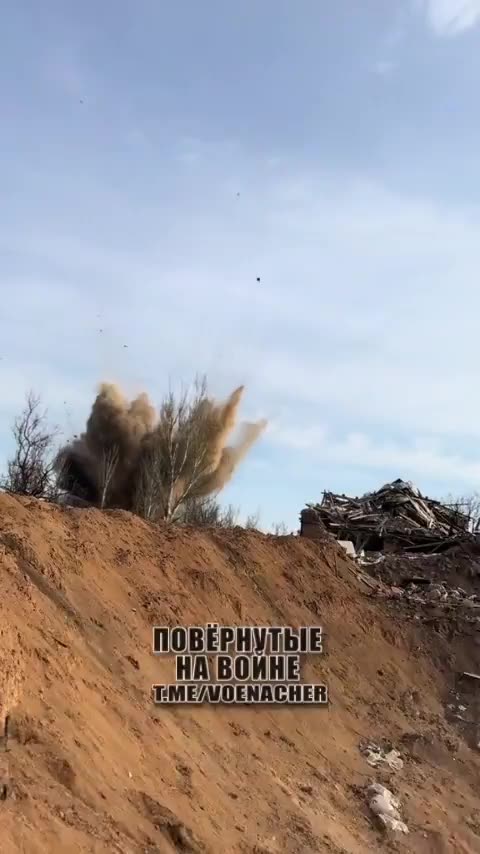Ukranian soldiers film Russian FAB-500s with glide kits landing near them