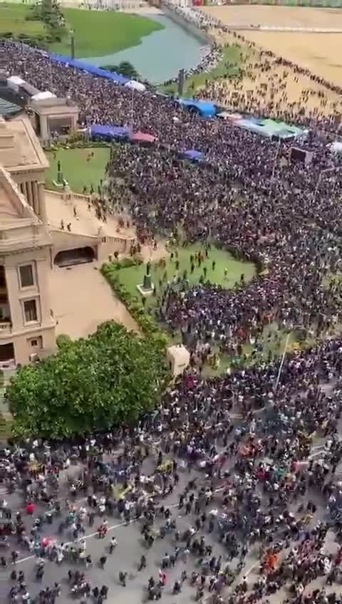 Sri Lanka people swarm presidential palace