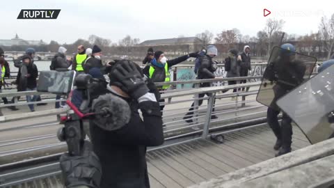 Član Žutih prsluka napao policajca