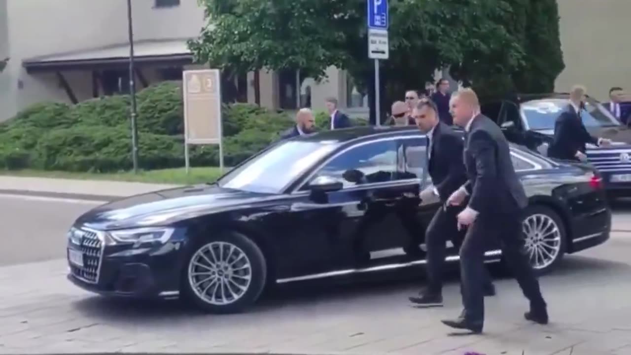 💥 Populist Slovakian Prime Minister Robert Fico has been shot 👀