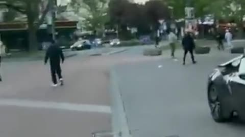 Germany: Shooting and armed clashes between a Turkish-Arab gang and Hell's Angels bikers,