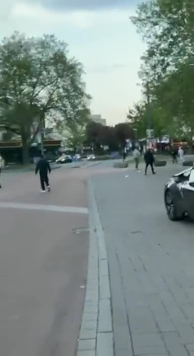 Germany: Shooting and armed clashes between a Turkish-Arab gang and Hell's Angels bikers,