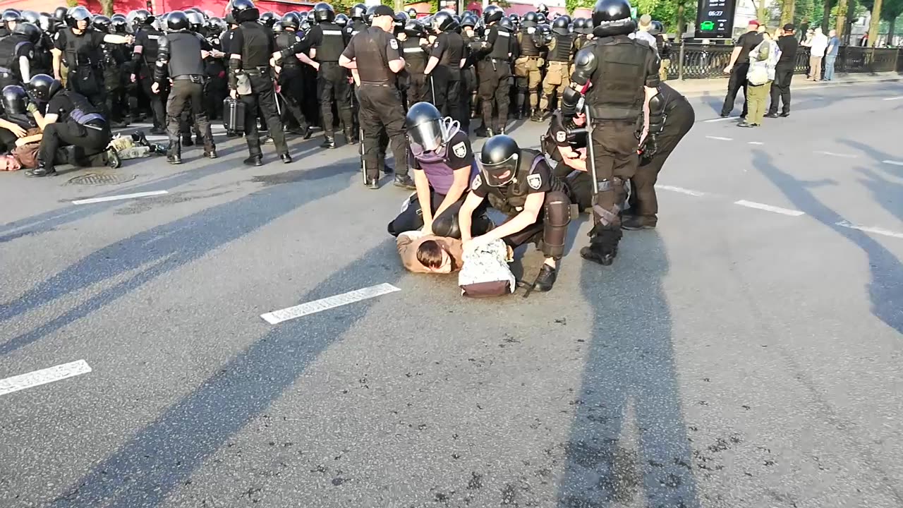Побиття людей, які протестували проти "гей-параду" у Києві (Частина 1)