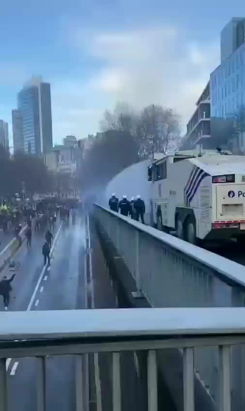 Belgium: Police hit protesters with water cannons during vaccine passport protests Nov. 20, 2021