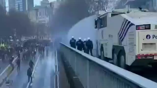 Belgium: Police hit protesters with water cannons during vaccine passport protests Nov. 20, 2021