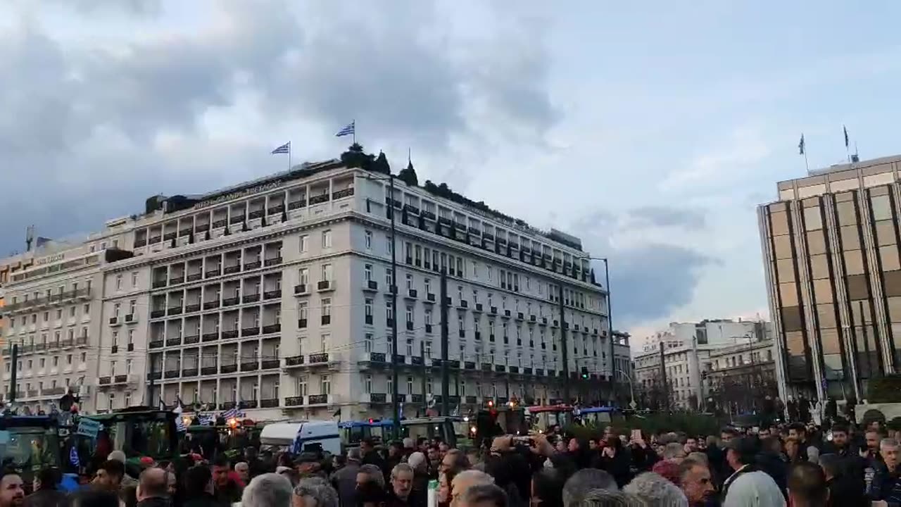 Τα τρακτέρ «πολιορκούν» τη Βουλή - ΒΙΝΤΕΟ 2ο