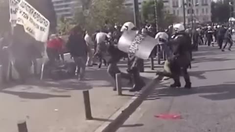 ΚΑΡΑΤΕΚΑ ΑΓΡΟΤΗΣ ΤΣΑΚΙΖΕΙ ΔΥΟ ΜΑΤΑΔΕΣ!!!