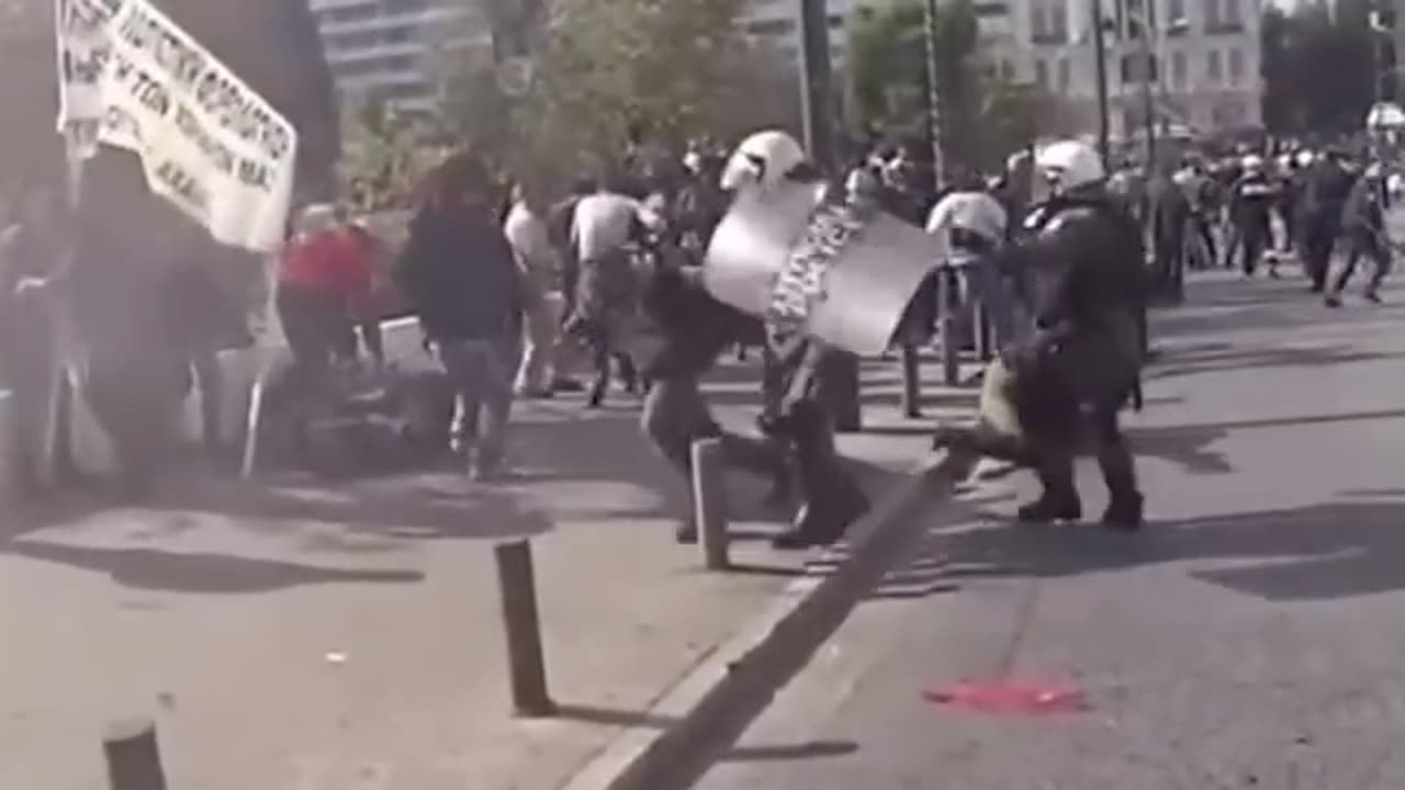 ΚΑΡΑΤΕΚΑ ΑΓΡΟΤΗΣ ΤΣΑΚΙΖΕΙ ΔΥΟ ΜΑΤΑΔΕΣ!!!