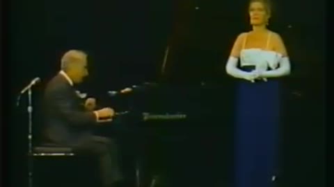 Pianist man got scared when women started to sing 🤣🤣