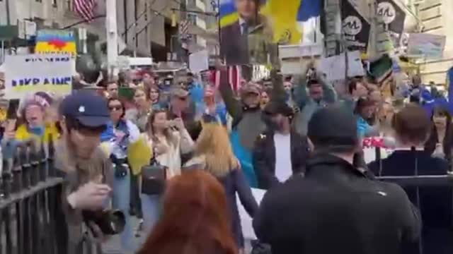 Cantano il nome del battaglione nazista Azov durante una manifestazione che si è tenuta sabato(ieri,ndr) a sostegno dell'Ucraina a New York negli USA e si può sentire come i partecipanti alla manifestazione abbiano cantato "Azov"