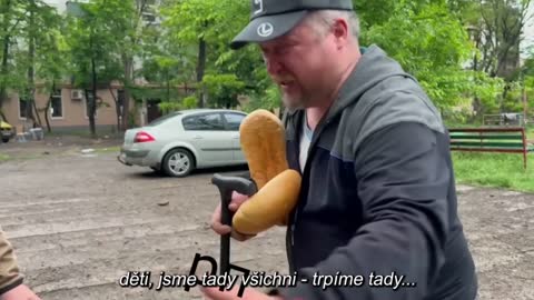 Obyvatel jedné z osvobozených osad se obrátil na ruského vojáka. Neopouštějte nás...