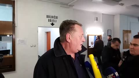 Razbijali po bolnici, napali liječnike i policiju