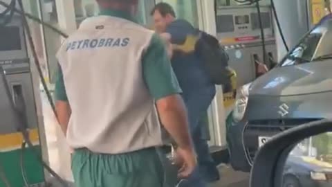 NOS POSTOS PETROBRAS ESTÃO DANDO DESCONTO, SÓ VOCÊ BRIGAR UM POUCO