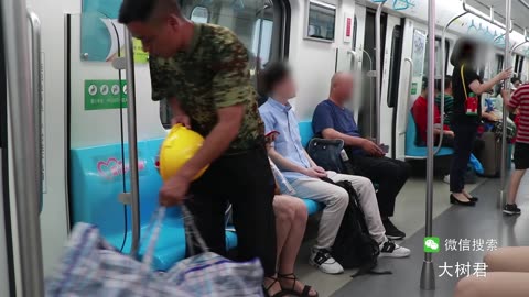 When a peasant-worker sitting on the ground in subway…农民工乘地铁坐地上因怕弄脏座位让他感动的一幕发生了......