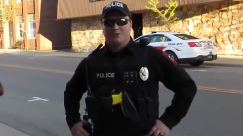 Los agentes policiales intentan obtener una identificacion civil