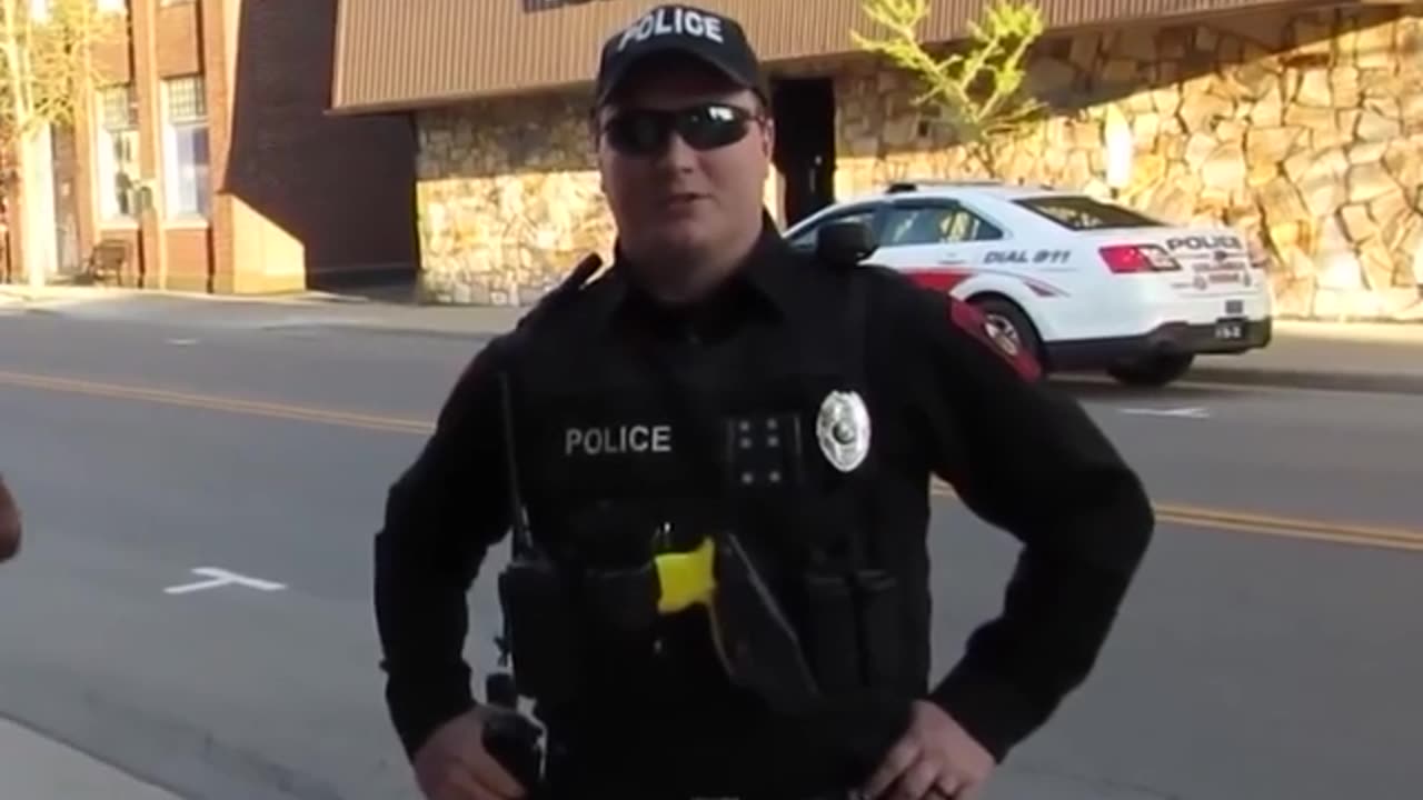 Los agentes policiales intentan obtener una identificacion civil
