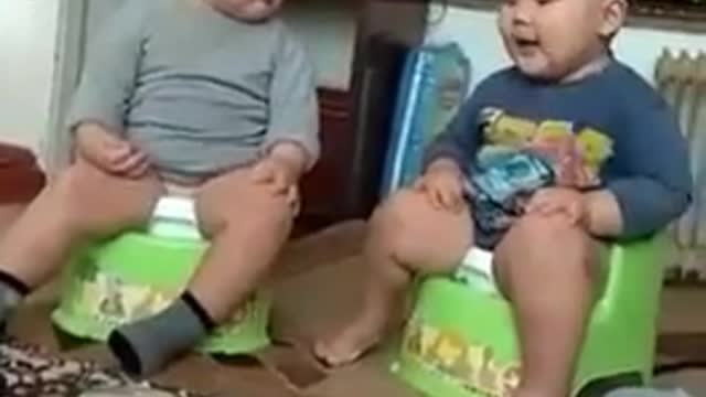 дети сидя на горшке разговаривают. малыши. о чем они говорят )))????