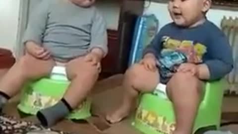 дети сидя на горшке разговаривают. малыши. о чем они говорят )))????